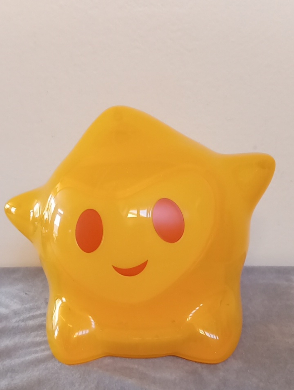 NWOT Yellow Smiley Star Accent Figurine